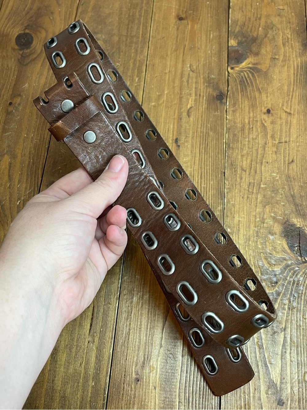 Amanda smith size large brown leather belt with silvertone grommets no buckle